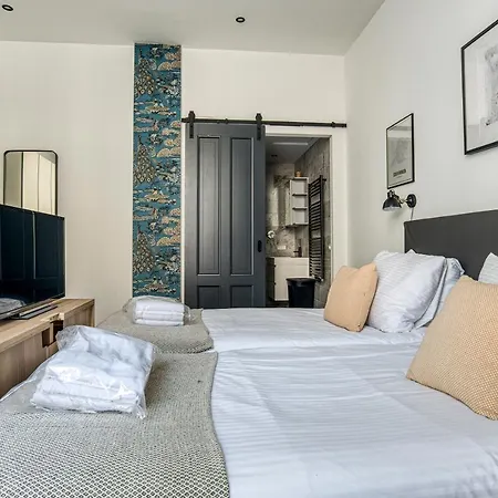 Hosted By Wendy Willem 1 *