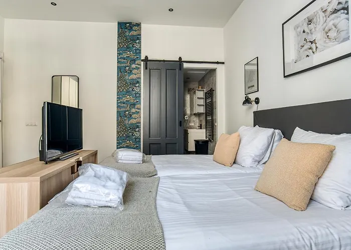 Hosted By Wendy Willem 1 *