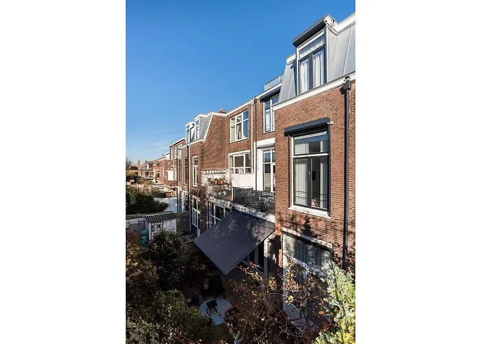 Hosted By Wendy Willem 1 * 海牙