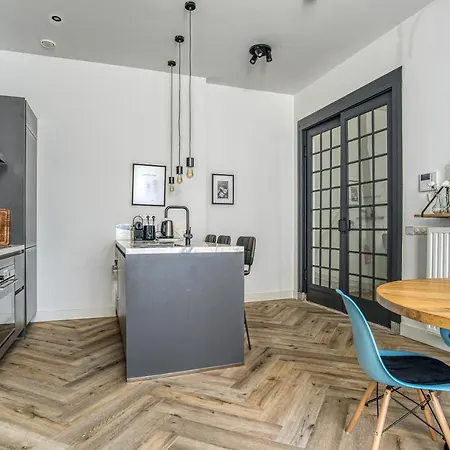 Hosted By Wendy Willem 1 *