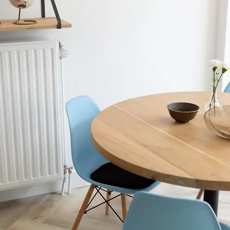 Hosted By Wendy Willem 1 La Haye