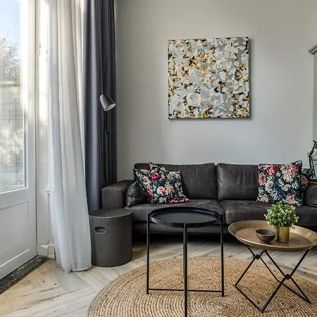 Hosted By Wendy Willem 1