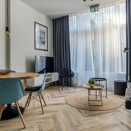 Hosted By Wendy Willem 1 * La Haye