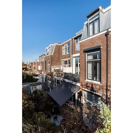 Hosted By Wendy Willem 1 * La Haye