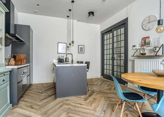 Hosted By Wendy Willem 1 *