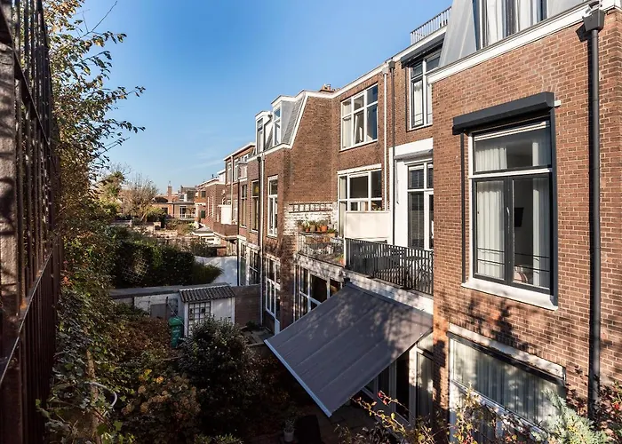 Hosted By Wendy Willem 1 * L'Aia